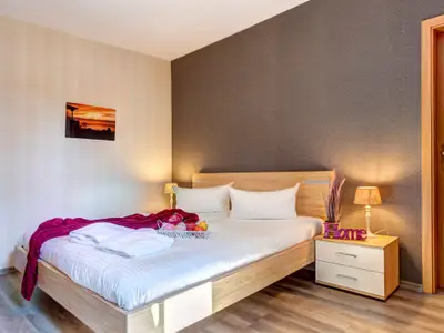 Schlafzimmer mit großen Doppelbett