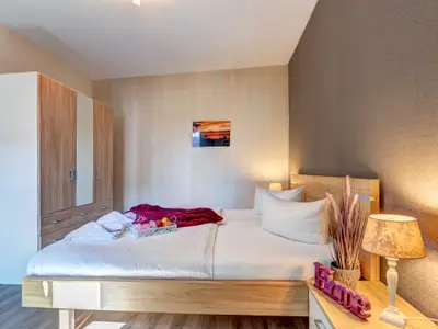 Schlafzimmer mit großen Doppelbett