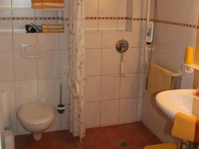 landhausunteresduschbadmitebenerdigerduschefubodenheizung