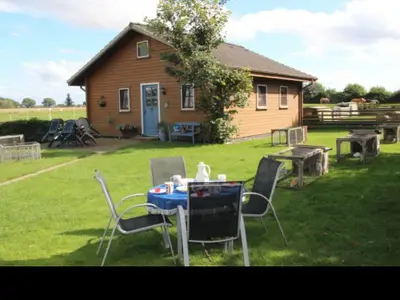 blockhausgemtlicherkaffeetischaufdembh-rasen-nebenkaninchenco