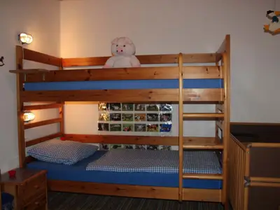 blockhauskinderzimmermitetagenbettundkinderbett