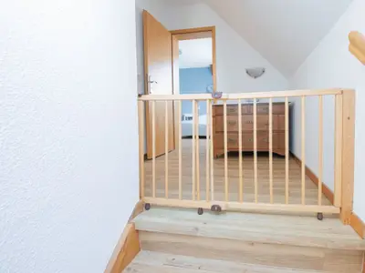 Die Treppe hat natürlich ein Treppengitter im Fuchsbau