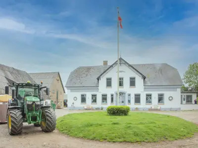 Der Fuchsbau ist im rechten Teil vom Haupthaus