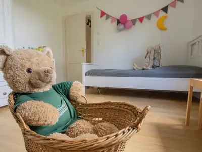 Kinderzimmer mit 2 90x200 Betten und einem Gitterbett