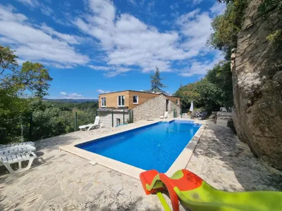 Außenseite Ferienhaus [Sommer]