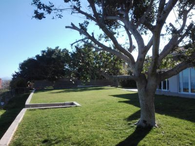 Helidonia Villas, SEA BREEZE, freier Meerblick vom Ferienhaus und dem großen Rasengarten.