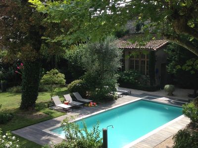 La piscine et le jardin vus du gîte