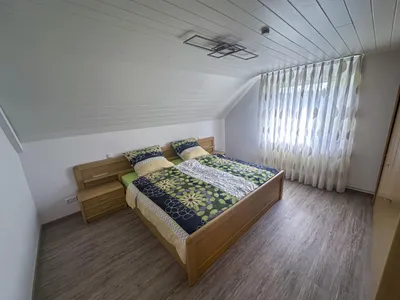 großes Schlafzimmer mit Kingsize Bett 2 x 2 Meter
