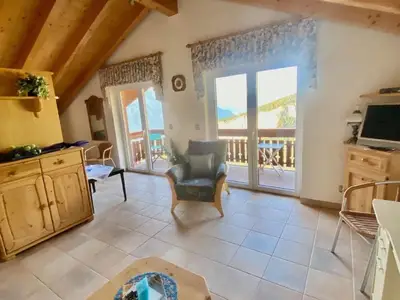 rechter Teil vom Deluxe-Zimmer mit Balkon und Fernseher