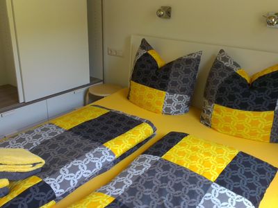 Schlafzimmer mit Doppelbett