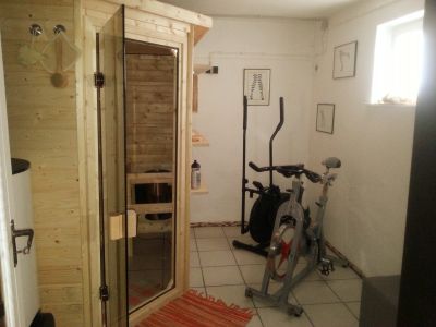 Sauna und Fitnessraum mit Massage-stuhl