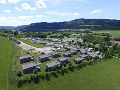 Bungalows und Campingplatz von oben