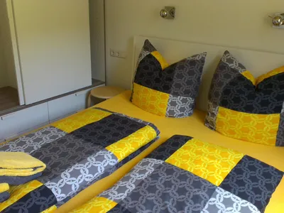 Schlafzimmer mit Doppelbett