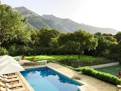 hauseigener Privatpool mit Ausblick auf die Berge