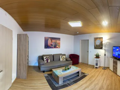 Wohnzimmer mit großem SAT-TV