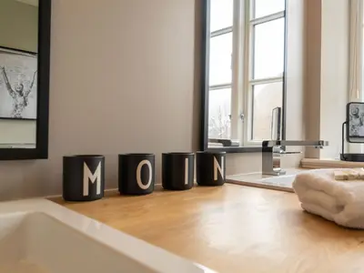 Hier gibt es neben zwei großen Wandspiegel ebenfalls ein kleiner, tragbarer Kosmetikspiegel.