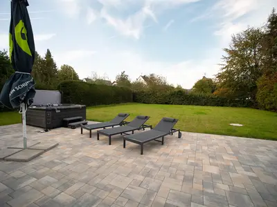 Terrasse und Garten laden zum Verweilen ein