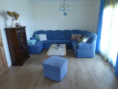 Wohnzimmer mit großer Couch