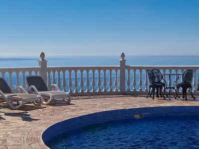 Blick von Pool auf Meer und Strand