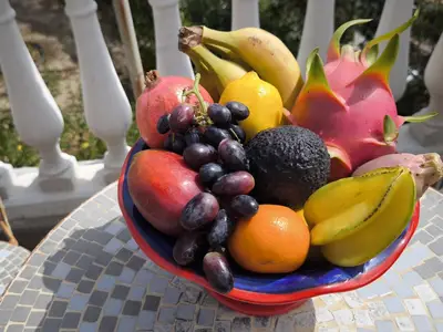 Obstteller mit Obst aus Garten und Umgebung