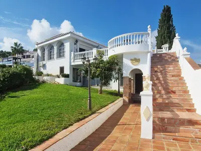 Blick von Pool auf Terrasse und Haus
