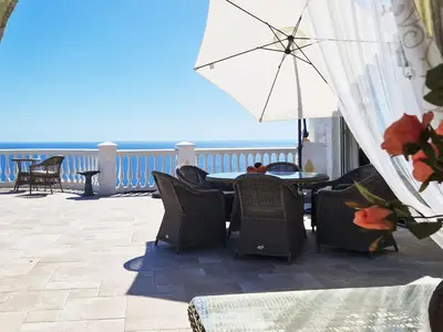 Blick von Terrasse mit einigen Outdoormöbeln