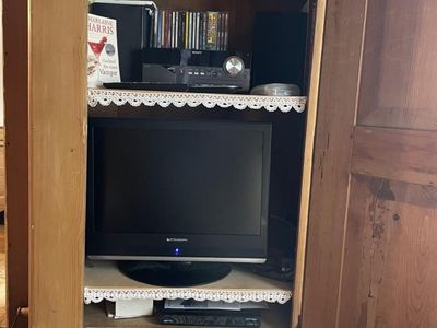 TV und Musikanlage im Schrank