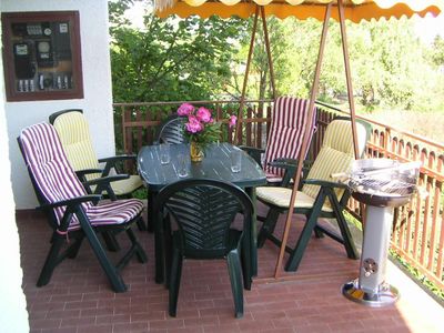 Terrasse mit Gartenmöbel und Grill