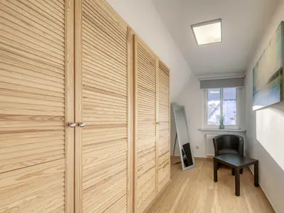 Ferienhaus Casa Castagno Blick ins Ankleidezimmer mit geräumigem Kleiderschrank