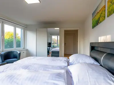 Ferienhaus Casa Castagno Blick in eins der Schlafzimmer mit gemütlichem Doppelbett