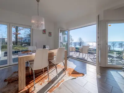 Ferienhaus SchönSicht Essbereich mit Zugang zur Terasse und Blick auf das Wasser