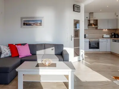 Ferienhaus SchönSicht Blick in den offenen Wohnbereich mit Küche