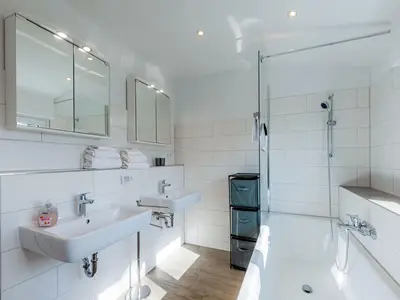 Ferienhaus SchönSicht Blick in das Badezimmer mit Badewanne