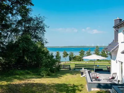 Ferienhaus SchönSicht Drohnenaufnahme der Terasse mit Blick aufs Wasser