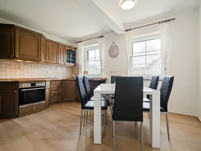 Ferienhaus Landhus Alt Schwerin Kueche mit Esstisch