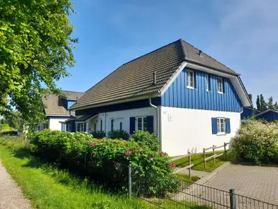 Das Ferienhaus 'Haus Sanddorn' von dem am Haus vorüber führenden Wanderweg zum Sund aus betrachtet
