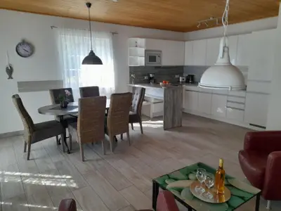 Küche mit Theke und Sitzgruppe im Essbereich