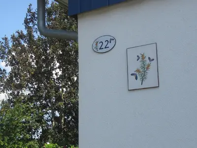 Die umgebende Natur findet sich beim Haus Sanddorn auch im keramischen Wandschmuck wieder