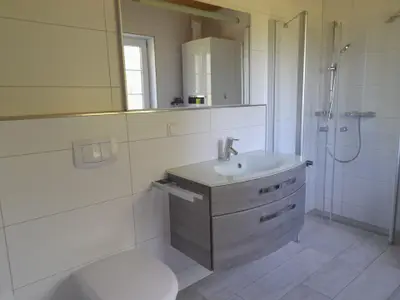 Bad mit Dusche u. WC im Erdgeschoss