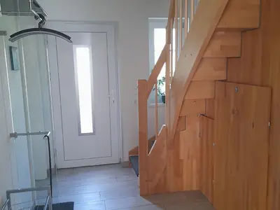 Flur und Eingangsbereich mit Treppe zum Obergeschoss