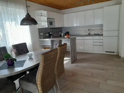 Küche mit Theke und Essbereich