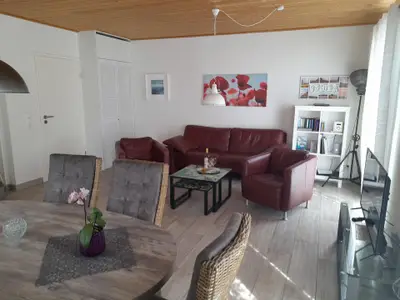 Wohn- und Essbereich mit Sitzgruppen