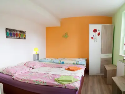 Schlafzimmer mit 3 Betten