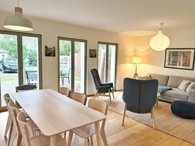 mit Sofaecke und Essbereich