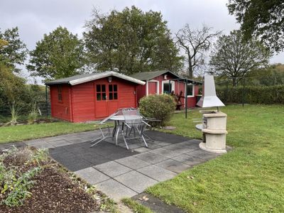 Grillplatz im Garten hinter dem Haus