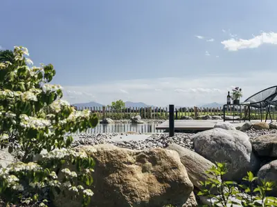 Blick auf Schwimmteich