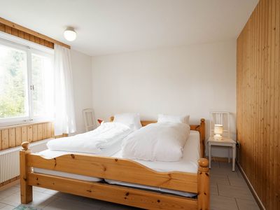 Das Schlafzimmer ist ausgestattet mit einem Doppelbett (180x200cm) und einem Kleiderschrank.