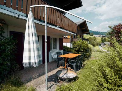 Die schöne Terrasse mit Sitzplatz und schönem Garten lädt zum Verweilen und Geniessen ein.