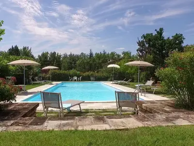 Der Blick auf den Pool von der oberen Garten