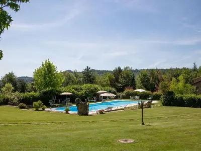 Das Schwimmbad im großen Garten